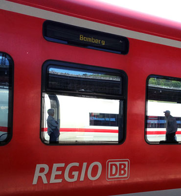 Das Bild zeigt einen Zug der DB Regio